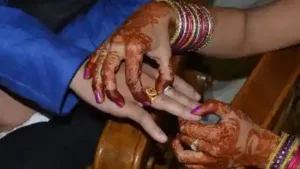 ring_ceremony_ke_liye_ladki_ne_nikali_angoothi_dekhte_hi_parijan_sang_bhag_nikla_ladka_know_whole_ma_1630065043