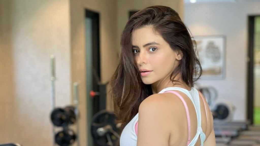 aamna-4-min