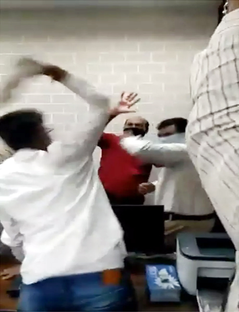 padari-ki-thane-me-pitai