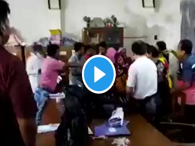 टीचर को निर्वस्त्र कर पीटा